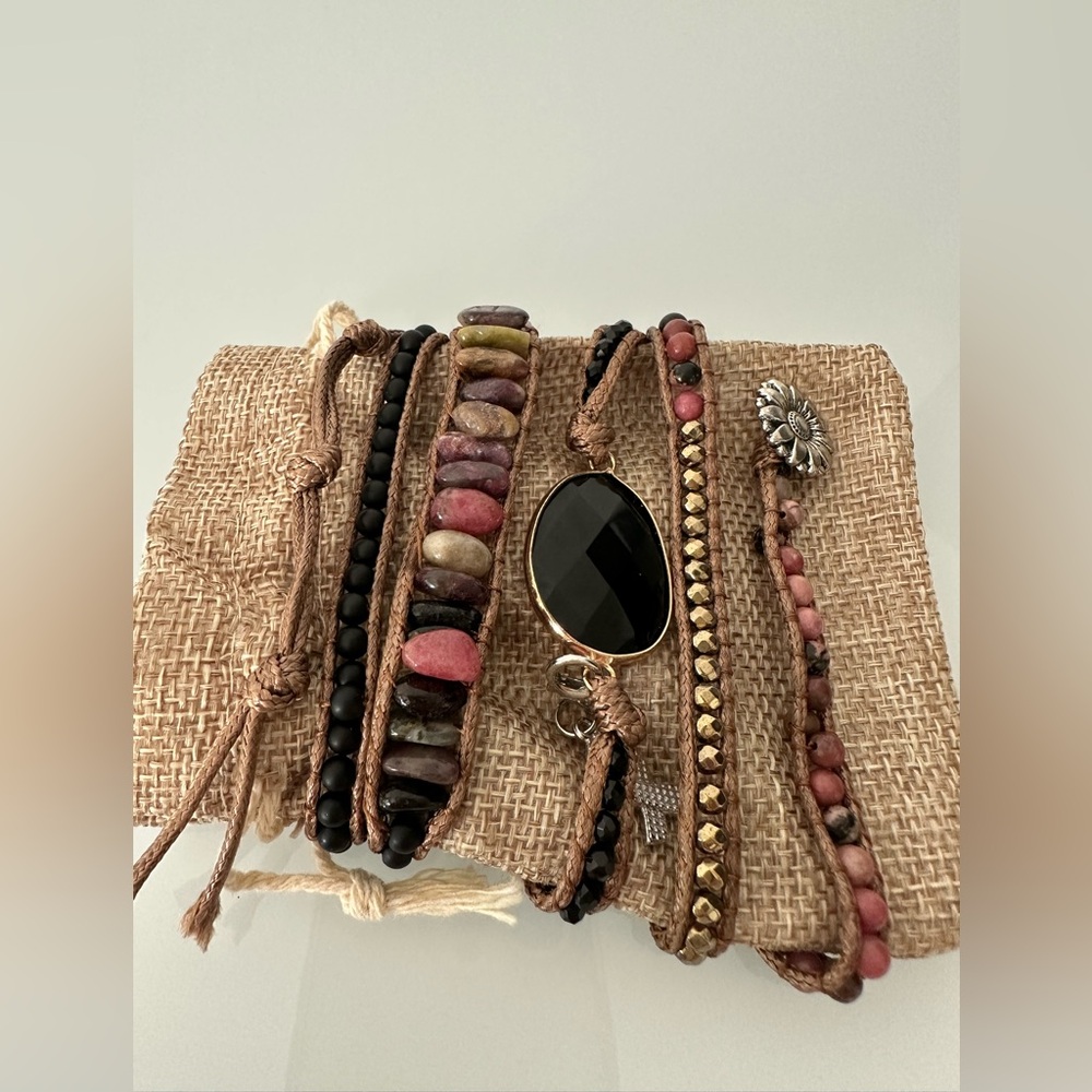 Roll-up bracelet with multicolored stones in black, gold and ochre tones, NWOT.